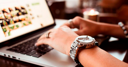 pessoa mexendo no computador